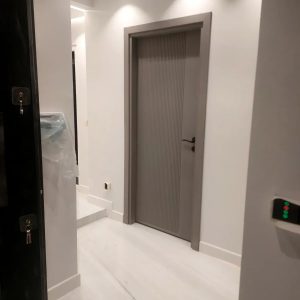 درب داخلی مدل ۳۱۹ حسام در | درب طوسی مدرن و شیار‌دار